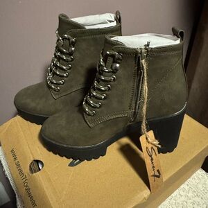 Brand New Seven7 Women's Olive Ankle Boots Size 6